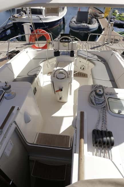 3h Whale Watching Share Tour Beneteau Oceanis 440 - Comfort, space, and practical packing