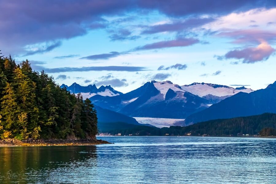 From Juneau: Whale Watching Cruise with Snacks - The 25-minute ride to Auke Bay