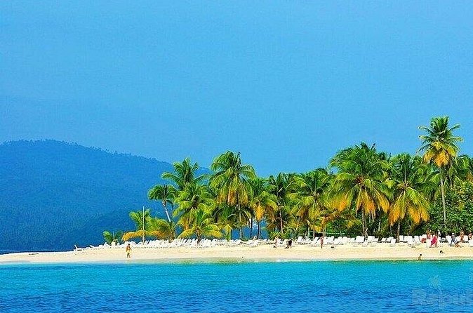 Full-day Whale watching Tour in Samana Bay from Punta Cana - Cayo Levantado and its short beach escape