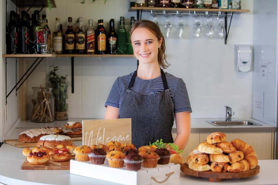 Gold Coast: Whale Watching Cruise & Sea World Entry - Practical comfort advice for the boat