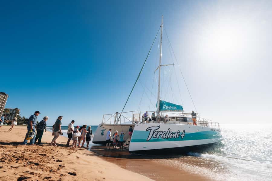 Maui: Ka'anapali Whale Watching Cruise on Luxury Sailboat - Food, coffee, and the open bar