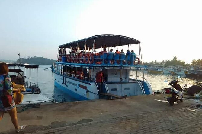 Whale Watching Experience in Mirissa - The double-decker boat and four-hour pace